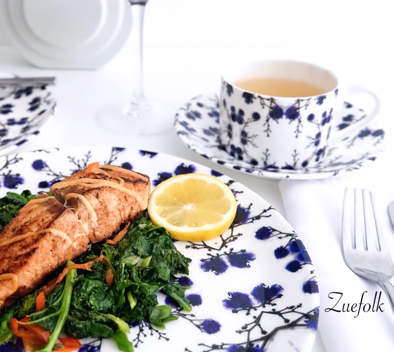 Evon Blue Dinner Plate and Tea. 