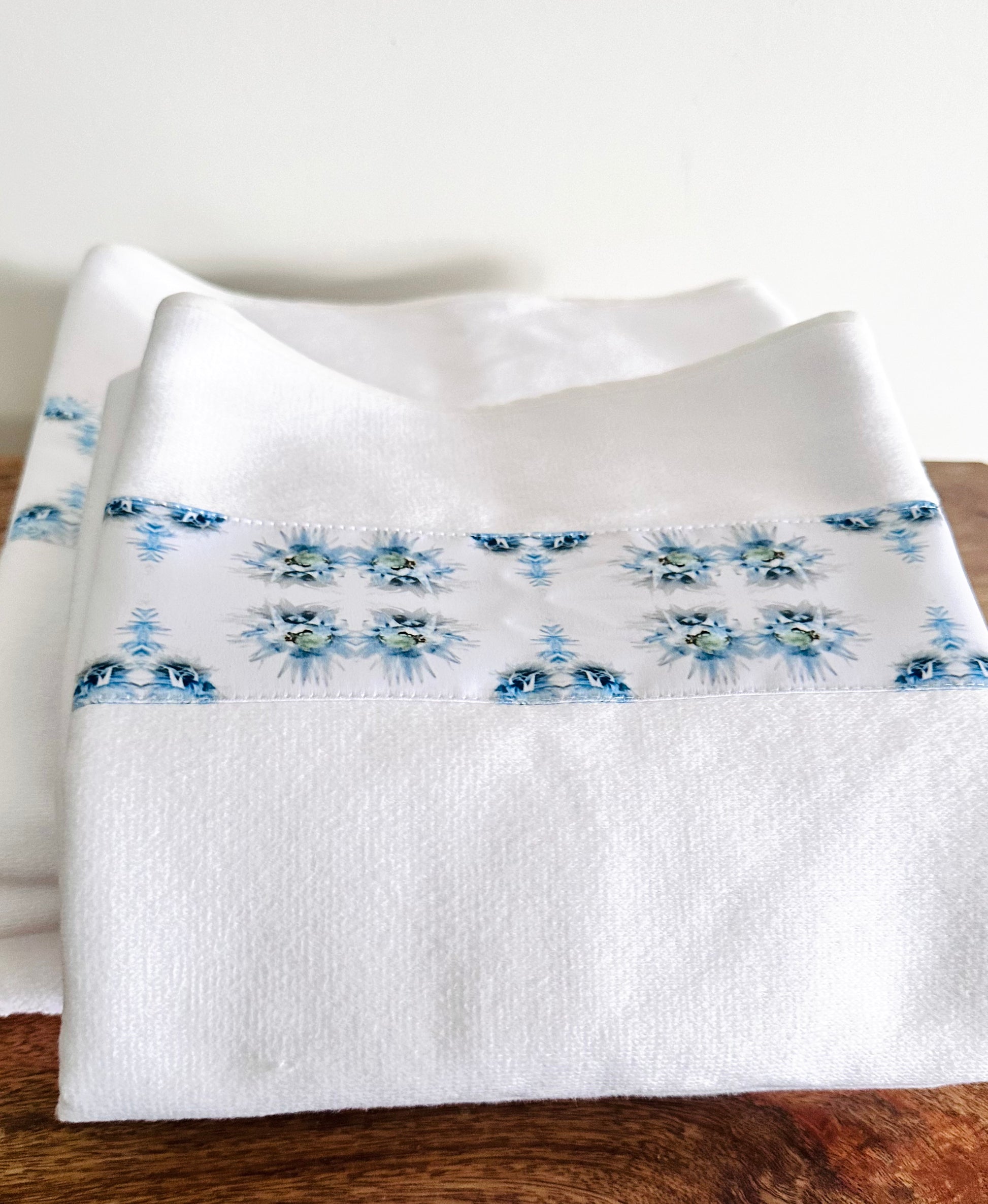 Satin strip towels. Blue and white. Set of 4
Soft and elegant. 